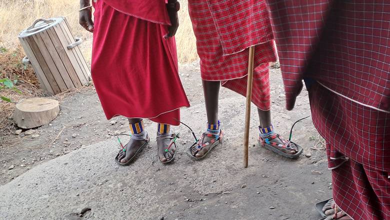 Masai ratnici u tradicionalnoj obući,običaji  u Masai Lodge-u